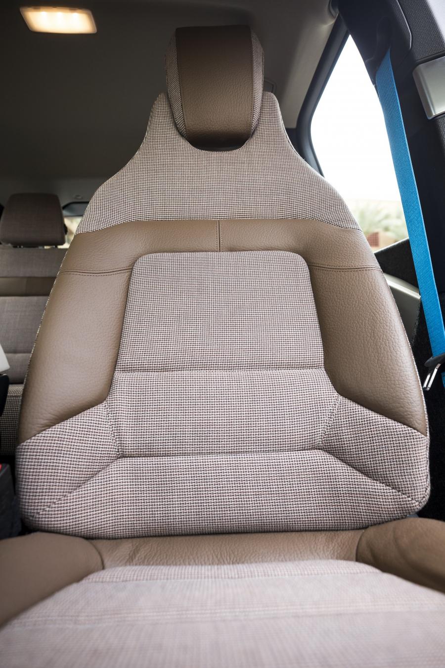 Детали интерьера BMW i3s (I01) 2017 года  (NA) (фото 39 из 40)